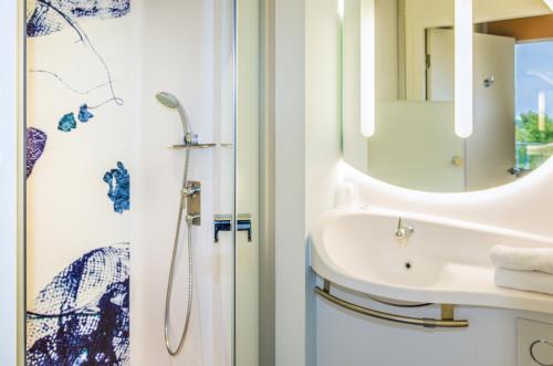 Ванная комната в ibis budget Saint Quentin Yvelines - Vélodrome
