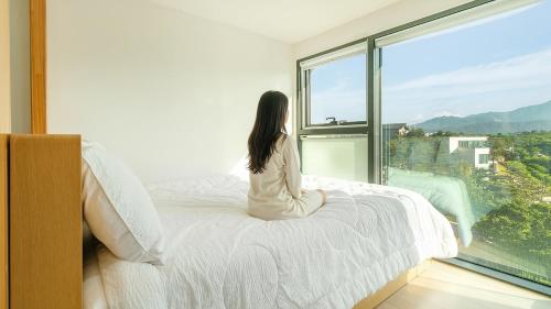 Postel nebo postele na pokoji v ubytování goseong theprism pension