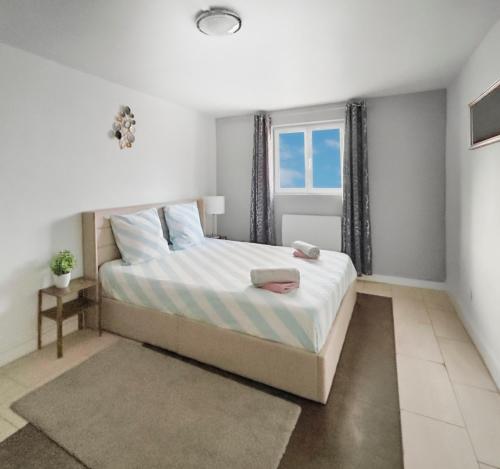 Giường trong phòng chung tại Appart rénové, proche des commerces & transports