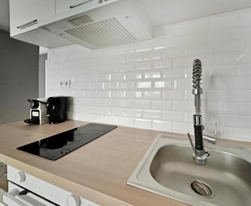 Nhà bếp/bếp nhỏ tại Appart rénové, proche des commerces & transports