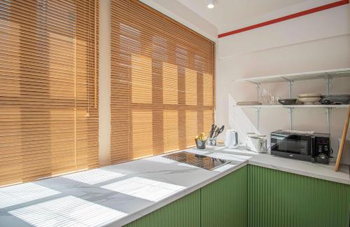 Una cocina o cocineta en Chic Studio near Fabrika-By Wehost