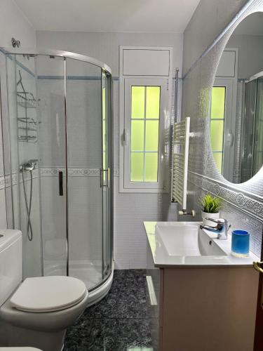 een badkamer met een douche, een toilet en een wastafel bij Seahomes Vacations - Charming House with Private Pool in Santa Susanna