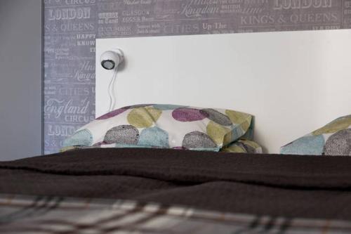 un letto con piumone e specchio in una camera da letto di Seaside Downtown Apartment a Helsinki