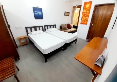 Giường trong phòng chung tại Tusker Home stay