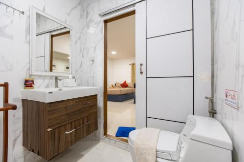 Koupelna v ubytování The Sky & Sea Koh Larn