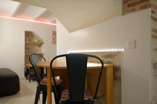 une salle à manger avec une table et deux chaises dans l'établissement studio 2 personnes rue travot, à Les Sables-dʼOlonne