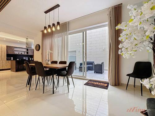 Khu vực ghế ngồi tại Rooftop Oasis with Plunge Pool & BBQ