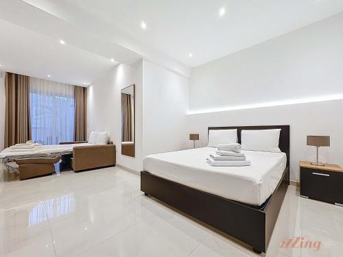 Giường trong phòng chung tại Rooftop Oasis with Plunge Pool & BBQ