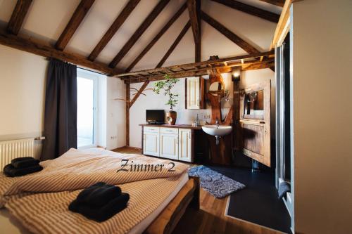 Postel nebo postele na pokoji v ubytování Alte Kass Hotel & Kaffeehaus