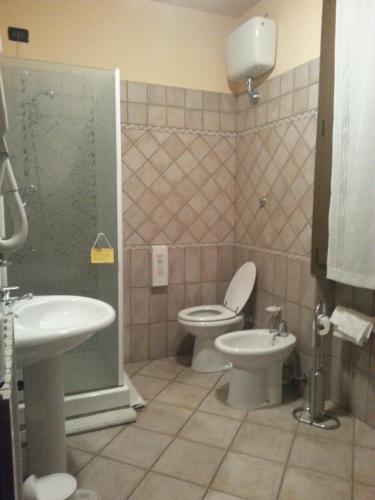 a bathroom with a toilet and a sink at Lo Zodiaco in Roncobillaccio