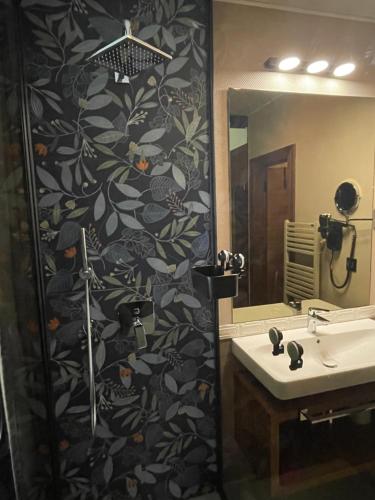 Un baño con ducha, lavabo y espejo. en Equilibrium Villa Relais, en Rakovica