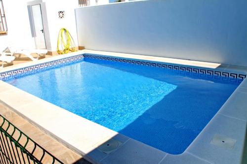 una gran piscina de agua azul en una habitación en Chalet Arroyo Peñuelas 41, en Conil de la Frontera