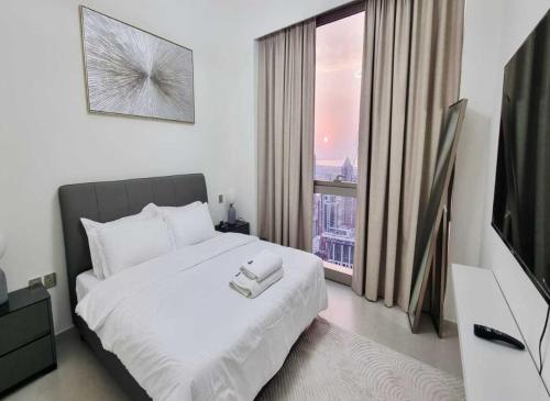 Postel nebo postele na pokoji v ubytování Grande-5703,2 BHK Down Town, Dubai