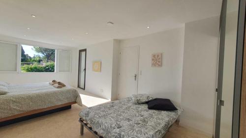 Postel nebo postele na pokoji v ubytování Les Oliviers Family Villa CLIM WIFI PISCINE PARKING - ROSSIconciergerie - Linge inclus