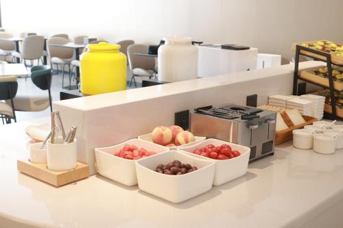 een toonbank met verschillende schalen met fruit en groenten bij Ni Hao in Houshayu