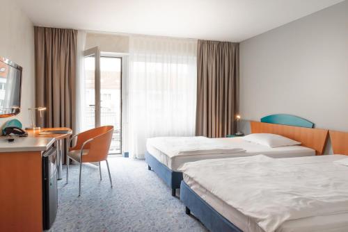 Una cama o camas en una habitación de Hotel Königshof am Funkturm