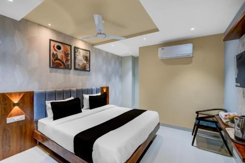 una camera da letto con un letto grande in una stanza di Hotel O Sri Aditya Utsav a Hakīmpet