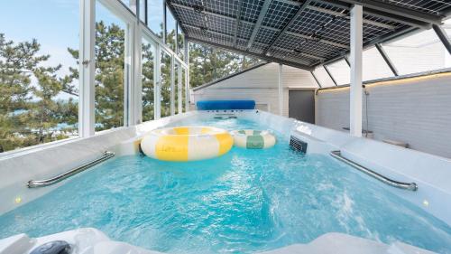 einen Whirlpool mit einem Ball in der Mitte in der Unterkunft Samcheok Migaloo Pool Villa Pension in Samcheok