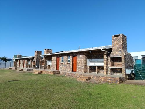 Bygningen som campingpladsen ligger i