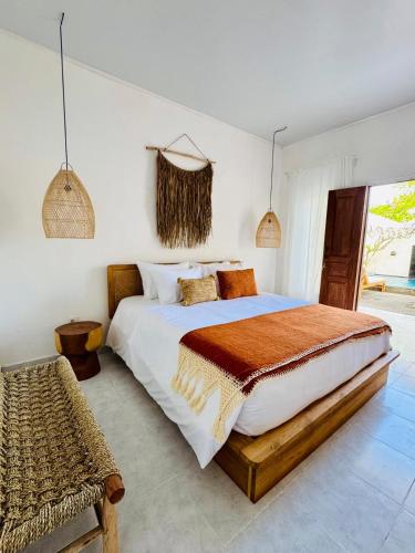 een slaapkamer met een groot bed in een kamer bij Gypsea Rest Villa in Nusa Lembongan
