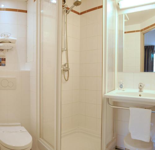 Ванна кімната в Kyriad Le Bourget Centre- Parc Des Expositions