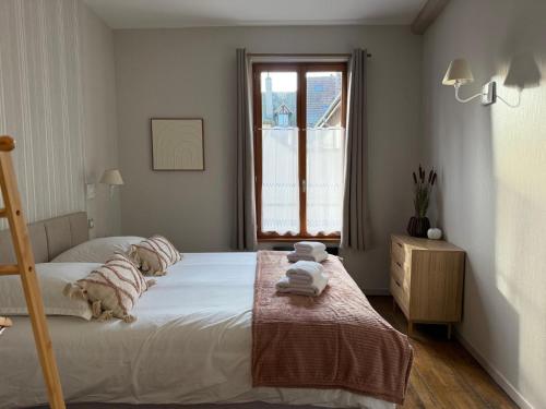 una camera da letto con un letto con asciugamani sopra di Horizon Troyen T11 a Troyes