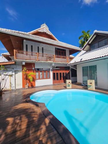 una piscina davanti a una casa di P House CNX a Chiang Mai