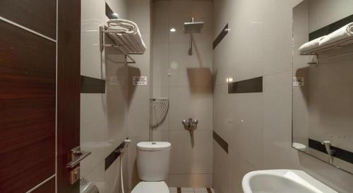 un baño con inodoro y lavabo en Hotel JAV Front One, en Lahat