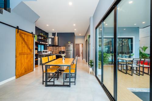a dining room and kitchen with a table and chairs at Lom-Talay poolvilla huahin in Hua Hin