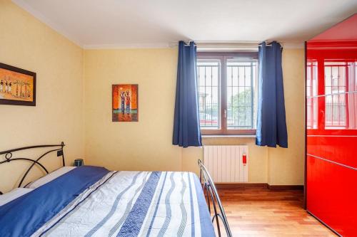 1 dormitorio con 1 cama con cortinas azules en Vimodrone apartment big garden, en Vimodrone