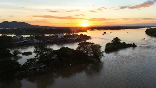 una vista aérea de un río al atardecer en Don Falang Homestay- Private Island, en Don Det