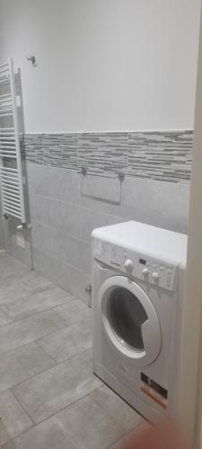 una lavatrice in un bagno con parete di B&B Casa Copernico 63 a Bologna