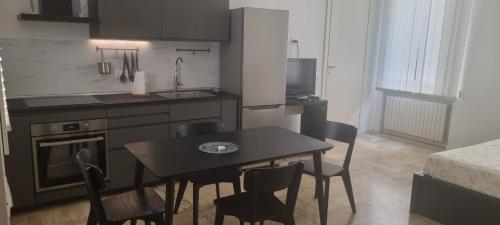 una cucina con un tavolo e sedie in una stanza di B&B Casa Copernico 63 a Bologna