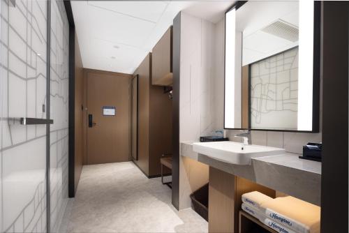 Koupelna v ubytování 武汉国际广场江汉路希尔顿欢朋酒店