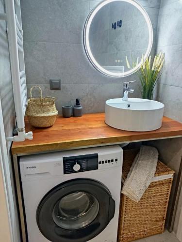 ein Badezimmer mit Waschmaschine und Waschbecken in der Unterkunft Homey Edessa Loft in Edessa