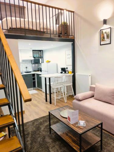 una sala de estar con un sofá y una mesa en Homey Edessa Loft, en Édessa