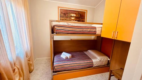a small room with a bunk bed in a room at Villa Angiolina in Bardolino