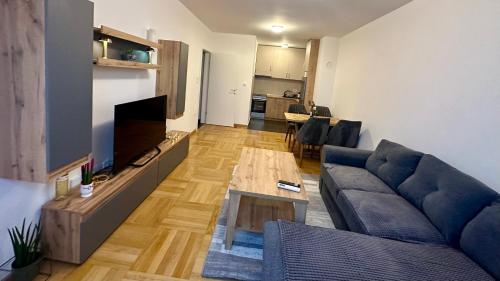 un soggiorno con un divano e un tavolino da caffè di Sky View - stan na dan Banja Luka a Banja Luka