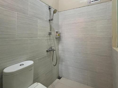 Koupelna v ubytování Homestay Harmony Syariah RedPartner Near Juanda T2