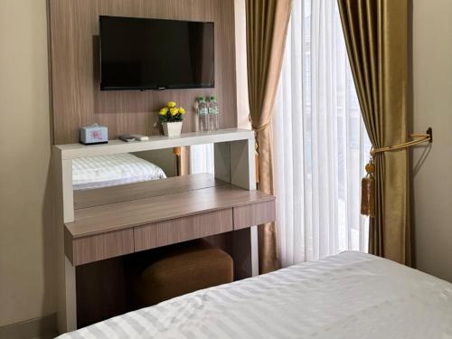 Postel nebo postele na pokoji v ubytování Homestay Harmony Syariah RedPartner Near Juanda T2