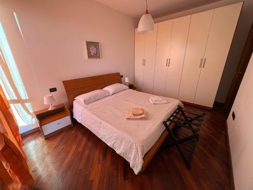 una camera con un letto e un vassoio di OTB Italia 6 - Rifugio moderno tra Venezia e Treviso con 2 terrazze e Parcheggio coperto a Preganziol