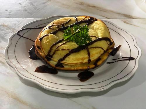 een dessert op een bord op een tafel bij Isyana's Family Suites Batur View by EPS in Kubupenlokan