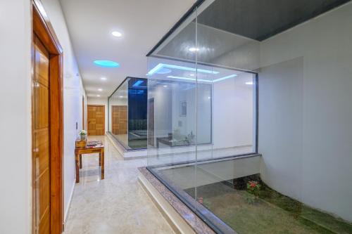 Et badeværelse på ELIVAAS Amaltas 4 BHK Countryside Hideaway With Pvt Pool, Lush Garden & 360 Aravali Views