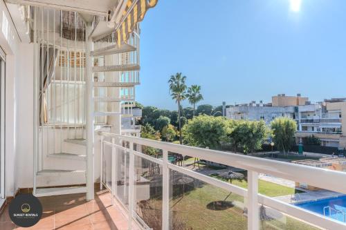 Ático con Terraza + Piscina + Parking Privado Cubierto by Sunset Rentals (Tamarit)