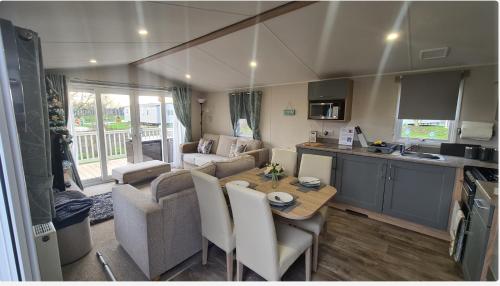 Η κουζίνα ή μικρή κουζίνα στο Luxury 8 berth Caravan with Hot Tub at Tattershall Lakes