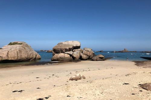 Très bel appartement en rez-de-chaussée état neuf à 50m plage Coz-Pors à Trégastel - Réf 601