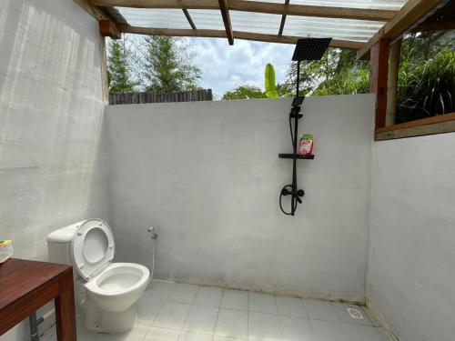 un bagno con wc e doccia di Villa Velo One a Watumurah