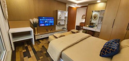 SadiqabadMidway Hotel Sadiqabad RYK的一间卧室，配有两张床和一台平板电视