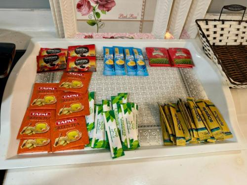 SadiqabadMidway Hotel Sadiqabad RYK的冰箱里装满了食物和饮料