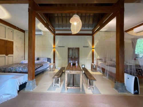 una camera con due letti e un tavolo di Villa Velo One a Watumurah